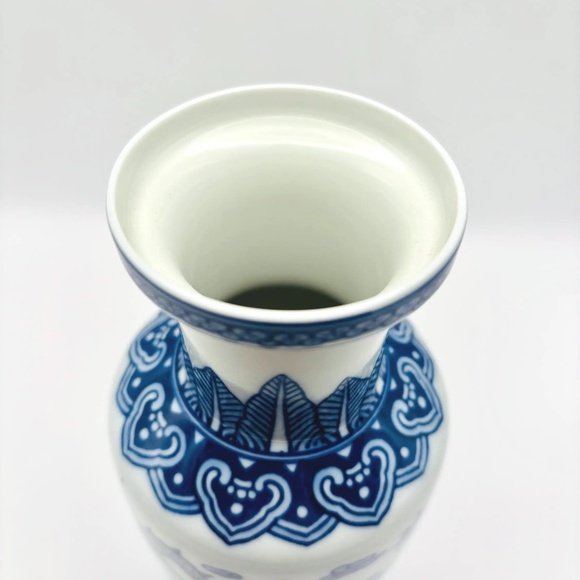 Chinese Blue and White Porcelain Vase With Dragon Design 8" - Picture 7 of 14